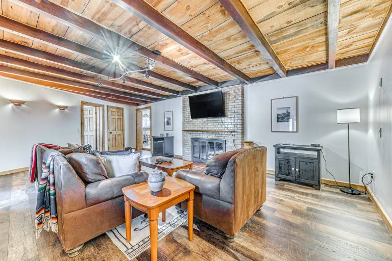 Walk to Midtown Ruidoso: Modern-Rustic Cabin — photo 4