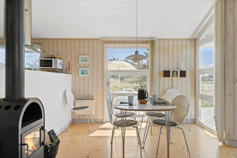 Fully equipped vacation home with patio & barbecue | Beach nearby | Dogs allowed — photo 2