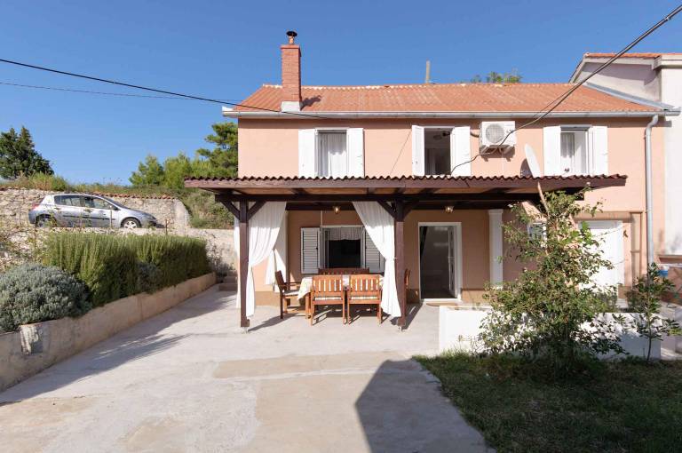 Vacation home with garden, BBQ & patio in Rab