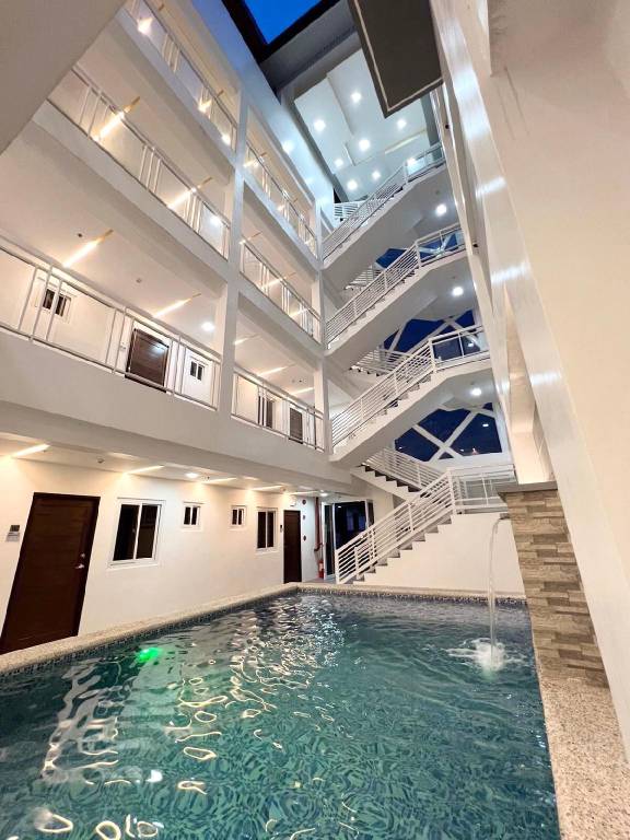 Vacation home with pool — photo 5