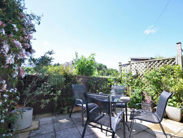 Cottage with yard — photo 4