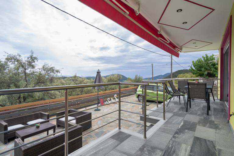 Rental apartment with barbecue & terrace | City view in Lefkada