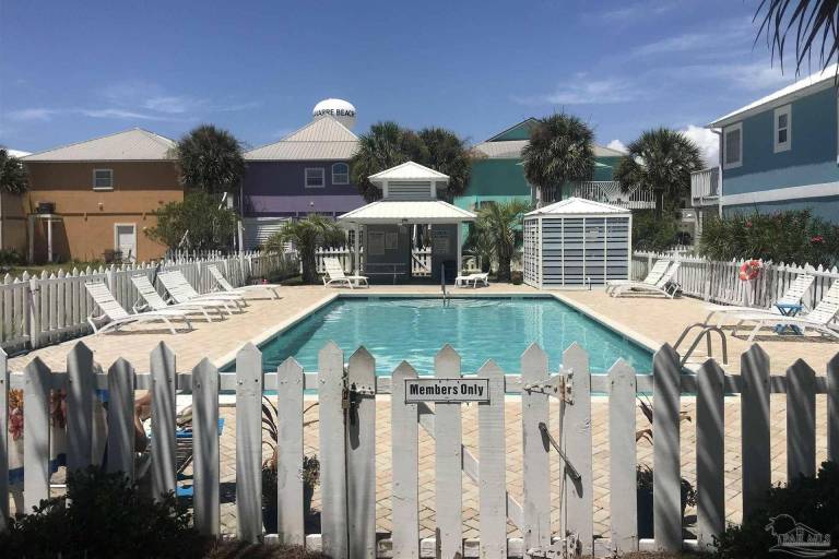 Vacation home with BBQ & pool | River view — photo 4