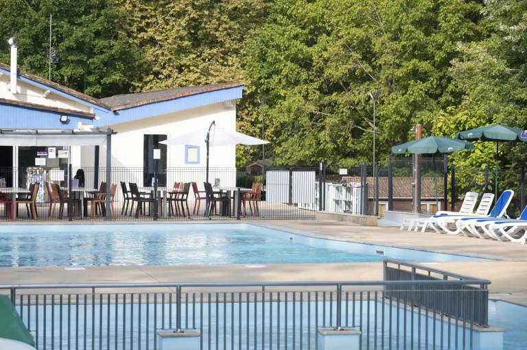 Chalet with BBQ & heated pool | Pets are welcome — photo 2
