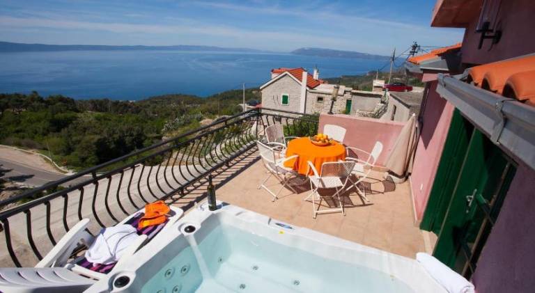 House with jacuzzi — photo 2