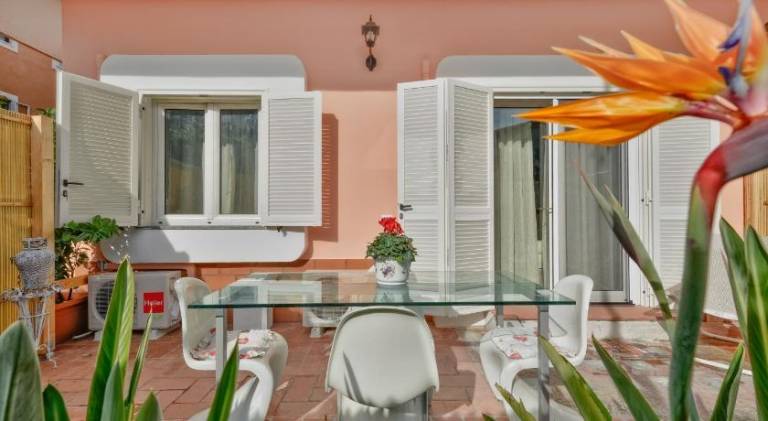 Holiday apartment with patio, yard & private pool | Close to the beach | Pets allowed — photo 5