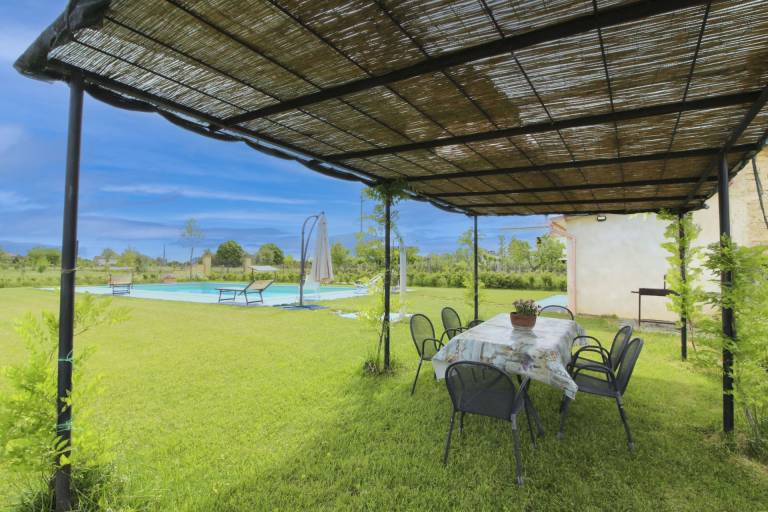 Villa with BBQ, private pool & yard — photo 5
