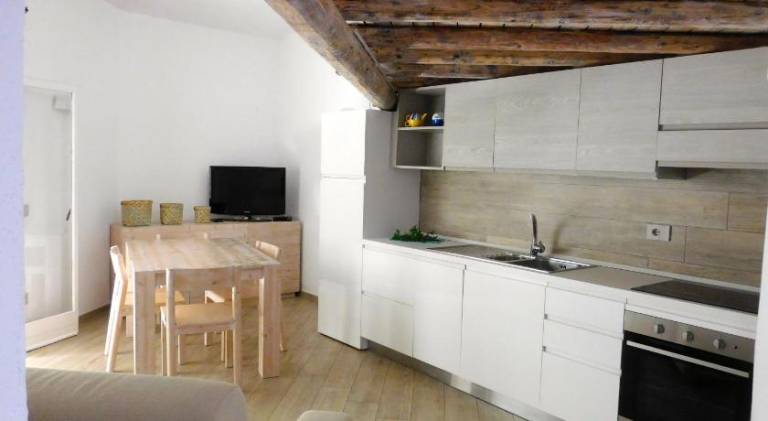 Serviced apartment with yard & terrace — photo 3