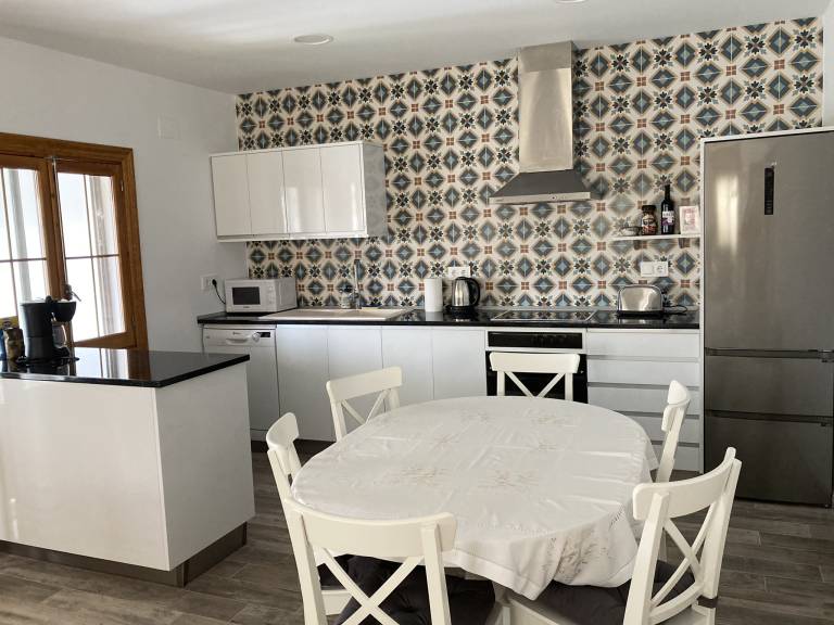 Child-friendly vacation home with terrace, grill & jacuzzi | City view | Pets are welcome — photo 4
