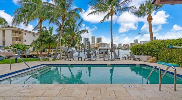 Waterfront Luxe Condo - Close to beach — photo 3