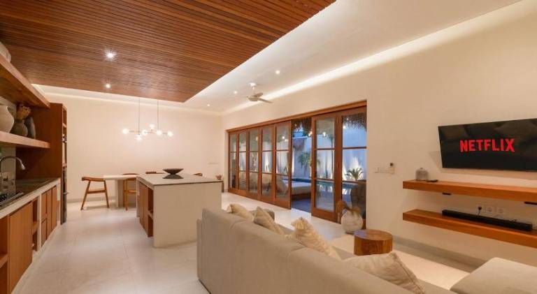 Vacation home with pool — photo 5