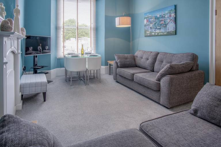Family-friendly pleasant apartment with fast internet & yard | Next to the beach | Pets allowed in Tenby