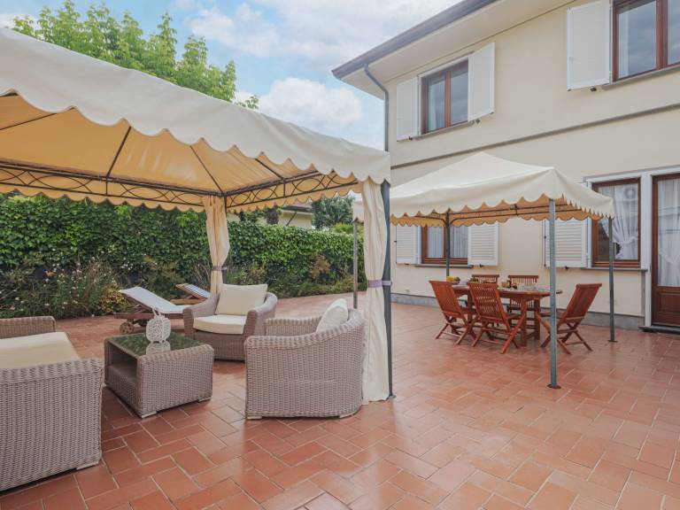 Vacation home with garden, terrace & barbecue — photo 2