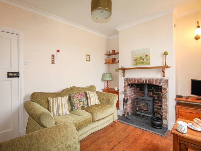 Family-oriented cottage with yard | Beach view | Pets allowed — photo 3