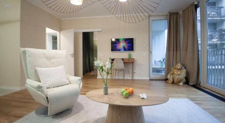 Holiday apartment with patio | Near Brandenburg Gate | Perfect for remote work in Berlin