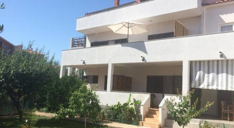 Rental apartment with barbecue, garden & patio | Close to the beach | Pets are welcome in Vodice