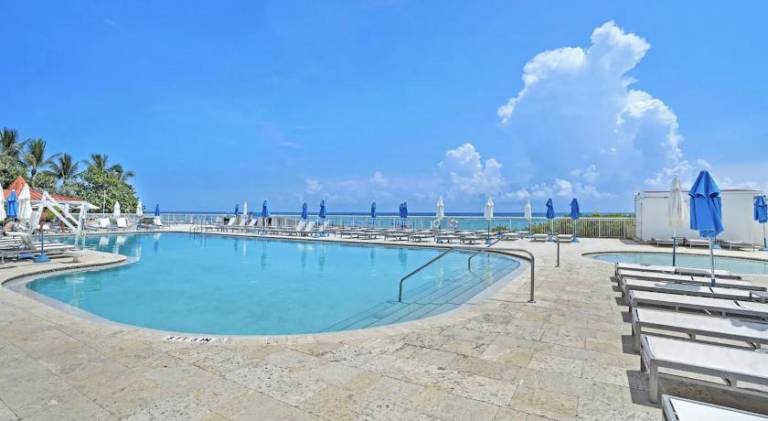 Serviced apartment with terrace, jacuzzi & private pool — photo 3