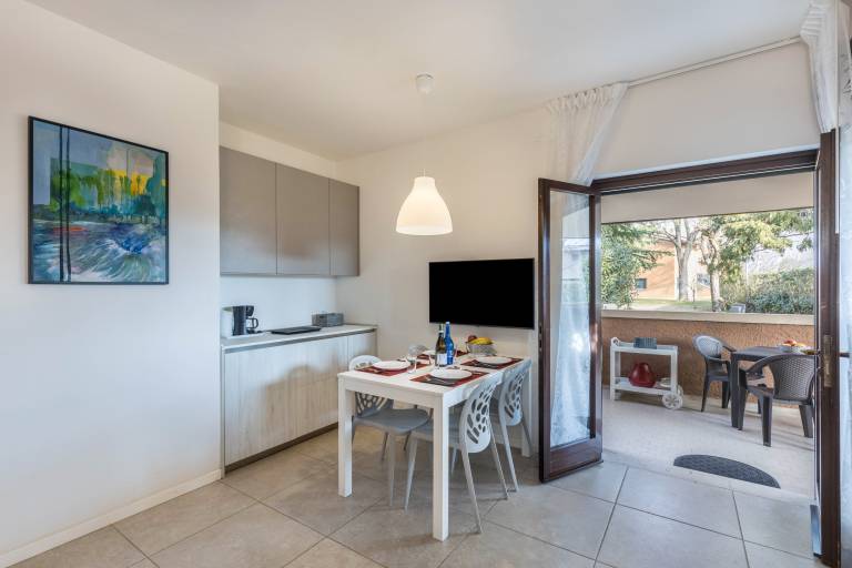 Apartment with fast internet, pool & garden | Garden view — photo 3