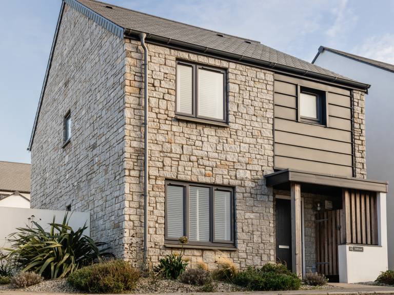 Cottage with grill, yard & hot tub | Beach view in Newquay