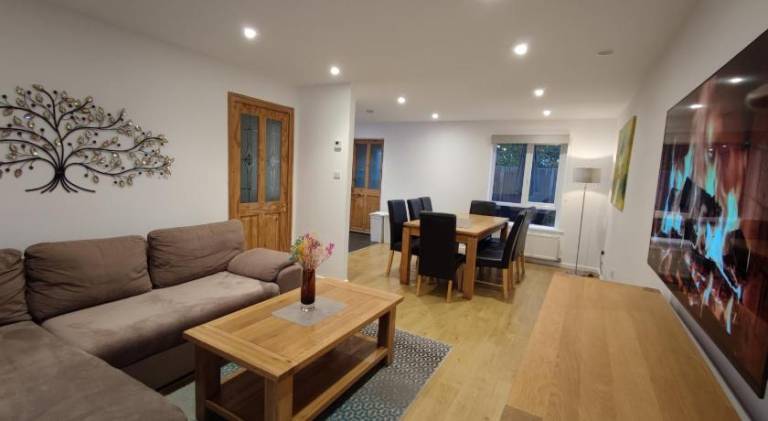 3 Bedroom house, Smart TV, PARKING 3 cars, GARDEN, Wi-fi, CONTRACTOR STAY, close to the Beach, Shops — photo 2