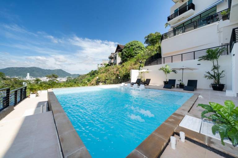 Patong Cliff Pool villa 12 Rooms /Phuket/sleep 26 in Karon