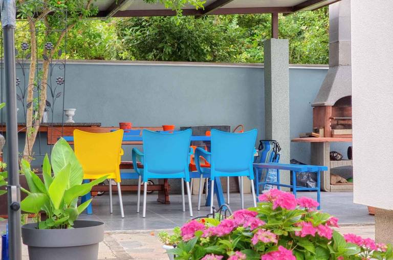 Fully equipped beautiful rental apartment with yard & grill | Pet-friendly — photo 5