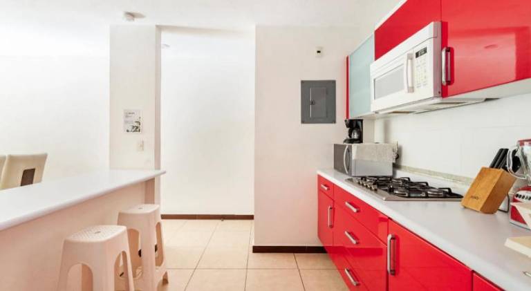 Beautiful rental apartment with hot tub & pool | Dogs allowed — photo 4