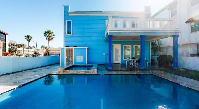 Vacation home with pool & hot tub — photo 4