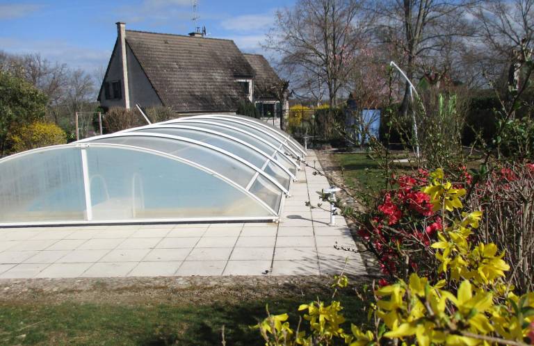 Gite with terrace, pool & yard in Vichy