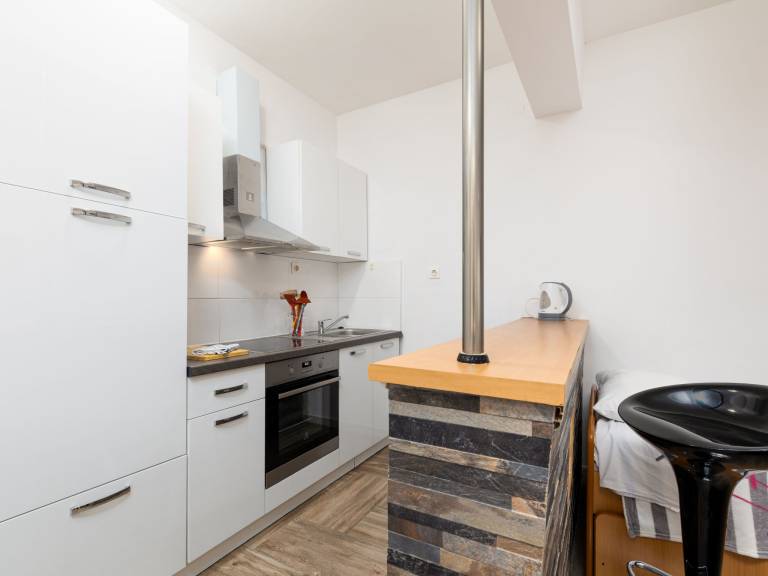 Rental apartment with patio — photo 3