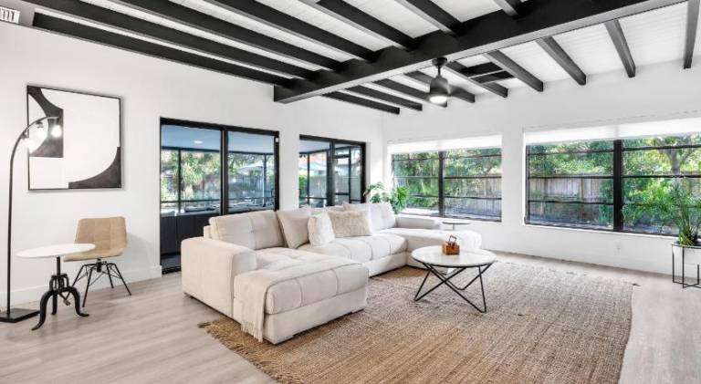 Vacation home with pool — photo 3