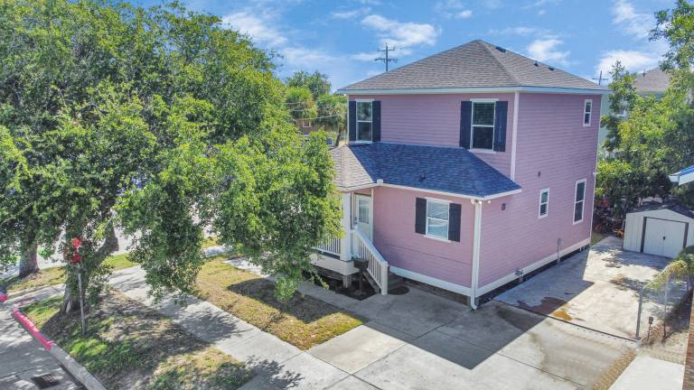 Summer Bliss 3BR Home, Walk to Beach • Master Suite • Sleeps 9 — photo 2