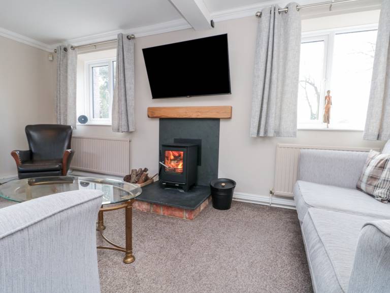 Family-oriented beautiful cottage with yard | Beach view | Beach nearby | Pets allowed — photo 3