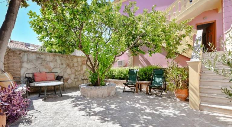 Charming serviced apartment with terrace & yard | Beach nearby | Pets are welcome in Parga