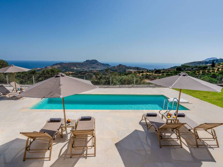 Vacation home with garden, private pool & terrace | Pet-friendly — photo 2