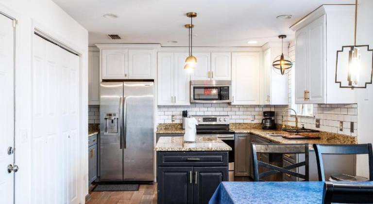 Beautiful vacation home with hot tub | Pet-friendly — photo 3