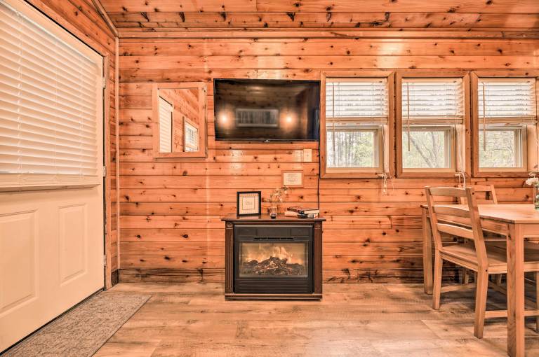 Charming New Bern Log Cabin - Pets Welcome! — photo 5