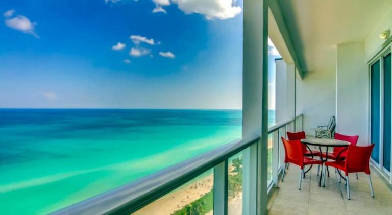 House with pool in Miami Beach, FL