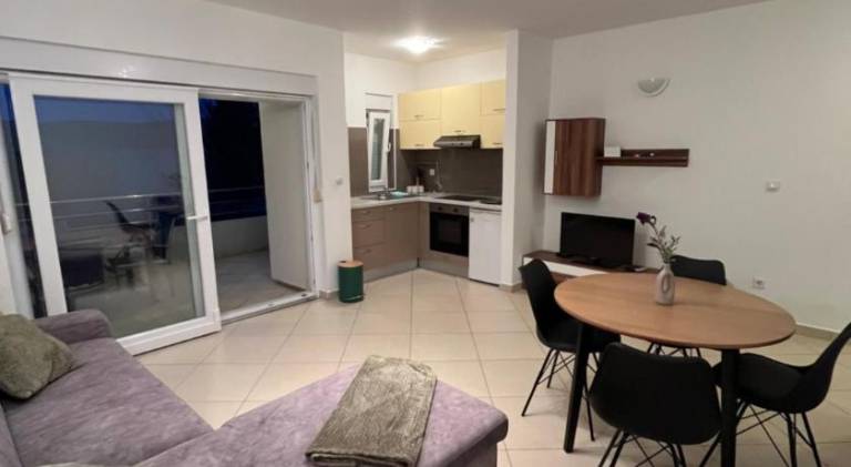 Apartment with yard, BBQ & terrace | Beach nearby | Pets are welcome in Starigrad
