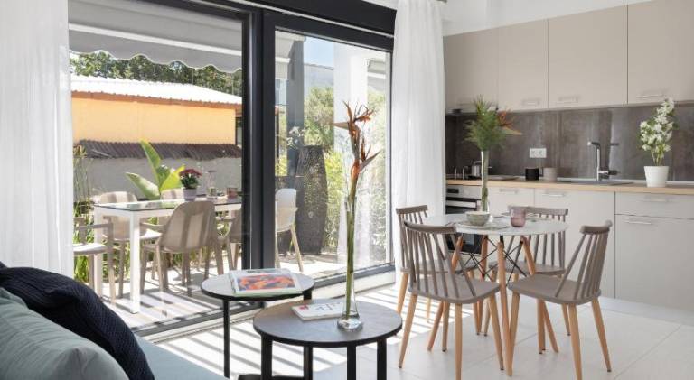 Beautiful holiday apartment with patio & yard | Close to the beach | Dogs allowed — photo 3