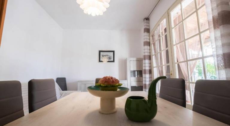 Serviced apartment with patio, barbecue & yard | Pet-friendly — photo 2