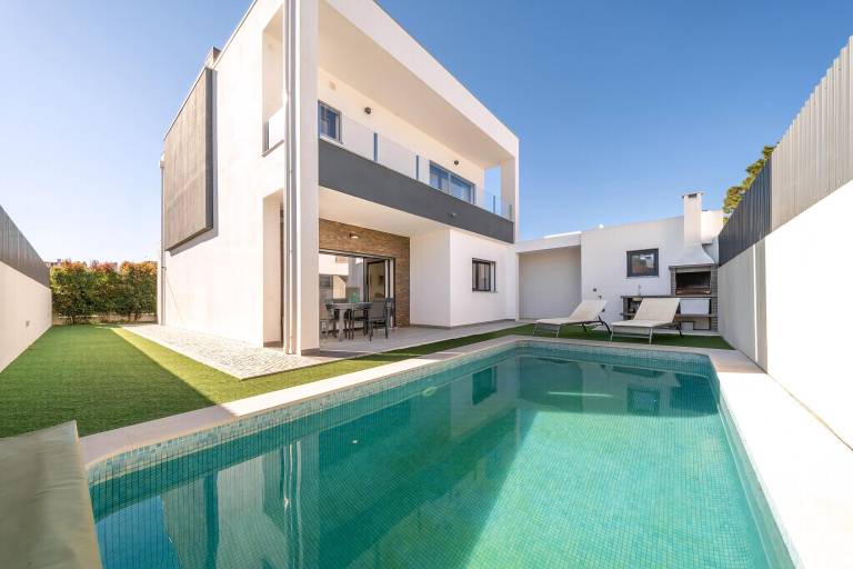 GuestReady Aroeira Pool Villa