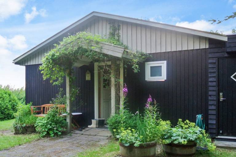 Vacation home with barbeque, terrace & yard — photo 2