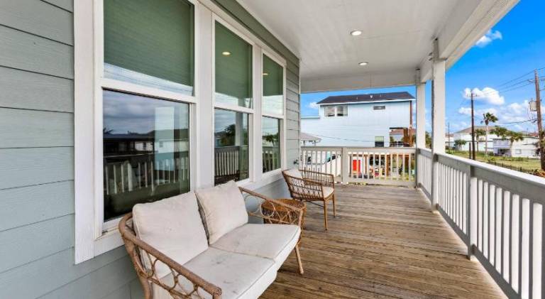 Fully equipped big house with hot tub, yard & grill | Pet-friendly — photo 3