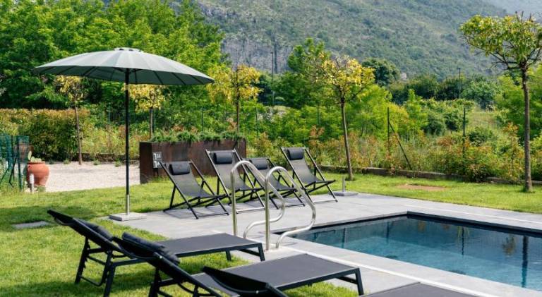 Rental apartment with patio, BBQ & pool — photo 2