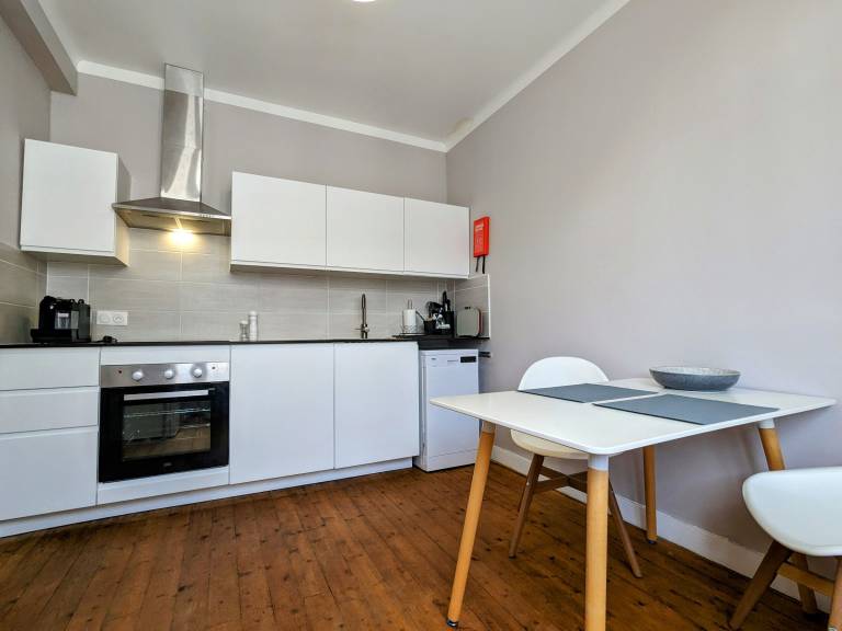 Charming Retreat: Cozy Home with Garden, Parking, Near Historic Sights — photo 3