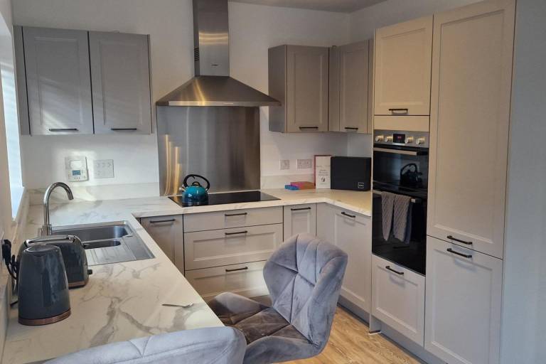 Peterborough - House - Sleeps 8 - Parking - Garden — photo 3