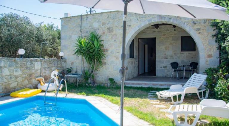 Villa with private pool, patio & yard | Pets allowed in Kissamos