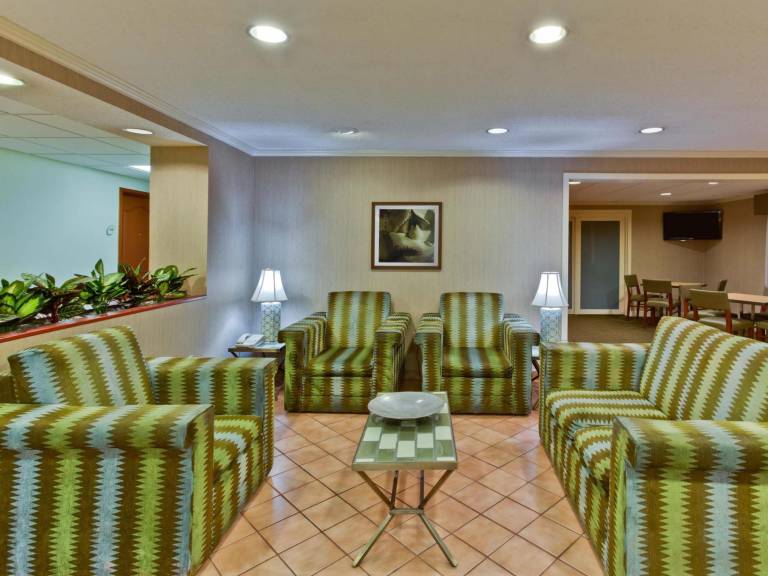 La Quinta Inn & Suites by Wyndham Lakeland East — photo 4