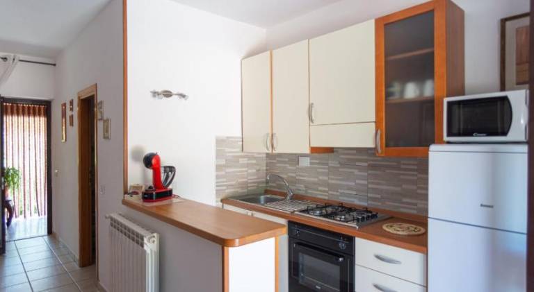 Rental apartment with yard, grill & pool — photo 4